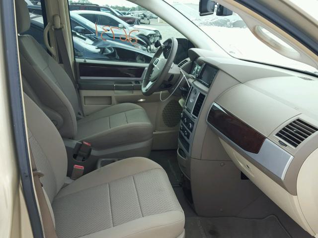 2A4RR5DX9AR405907 - 2010 CHRYSLER TOWN & COU GOLD photo 5