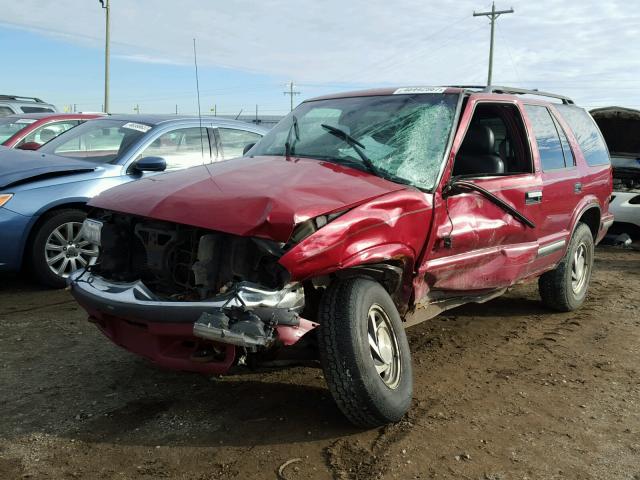 1GNDT13W8W2191248 - 1998 CHEVROLET BLAZER RED photo 2