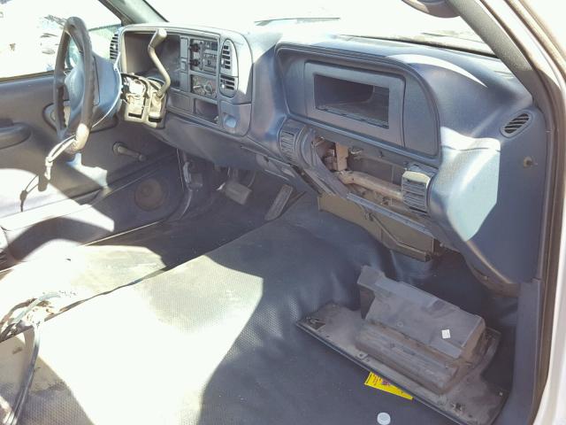 1GTGC24R2XR707990 - 1999 GMC SIERRA C25 WHITE photo 5