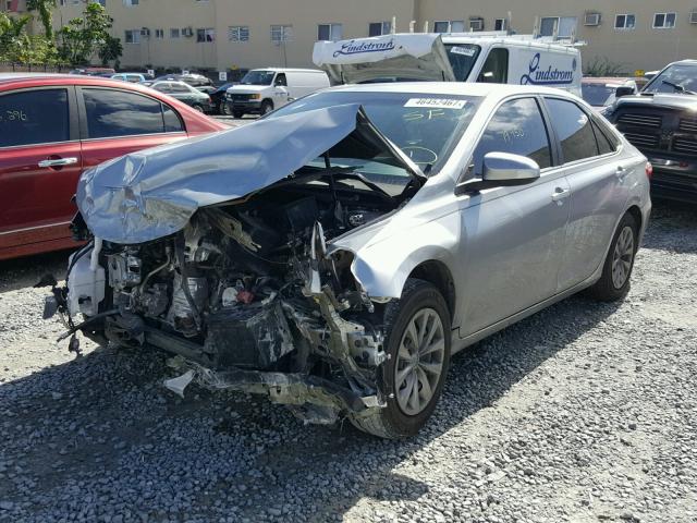 4T1BF1FK0HU383279 - 2017 TOYOTA CAMRY LE ნაცრისფერი ფოტო 2