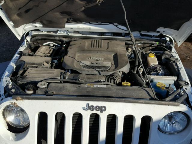 1C4BJWFG2GL103345 - 2016 JEEP WRANGLER U WHITE photo 7