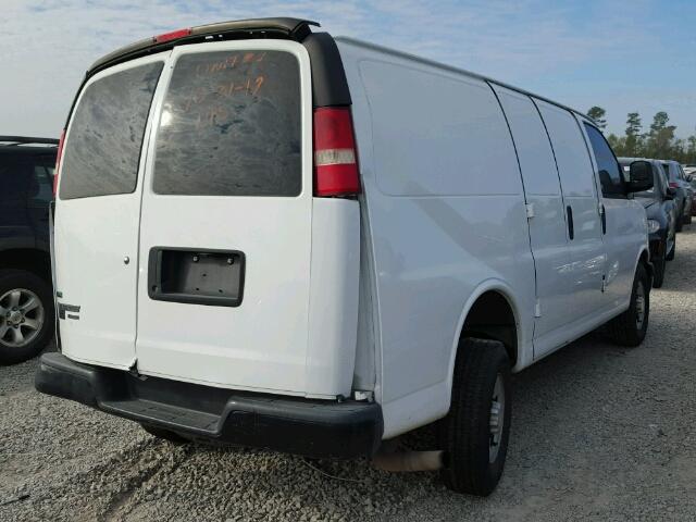 1GCWGFFA0B1124257 - 2011 CHEVROLET EXPRESS G2 WHITE photo 4