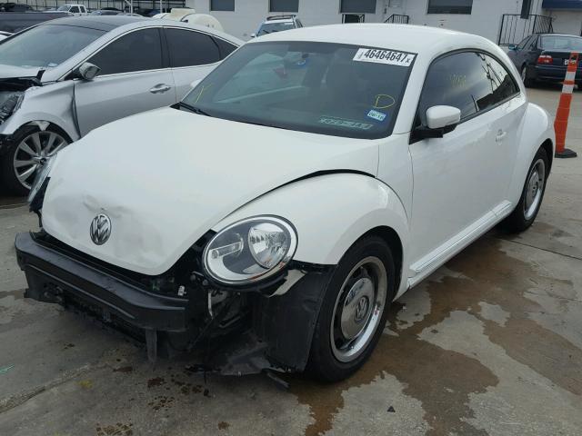 3VWJX7AT6CM649088 - 2012 VOLKSWAGEN BEETLE WHITE photo 2