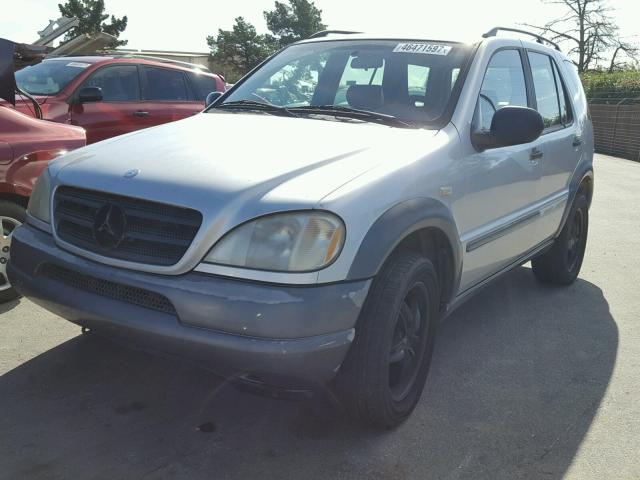 4JGAB54E3WA050407 - 1998 MERCEDES-BENZ ML 320 SILVER photo 2