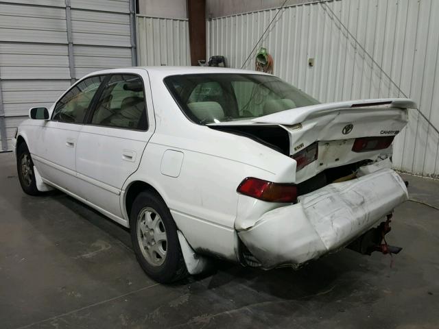 JT2BG22K9W0216378 - 1998 TOYOTA CAMRY CE WHITE photo 3