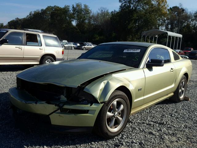 1ZVHT82H065219061 - 2006 FORD MUSTANG GT GREEN photo 2