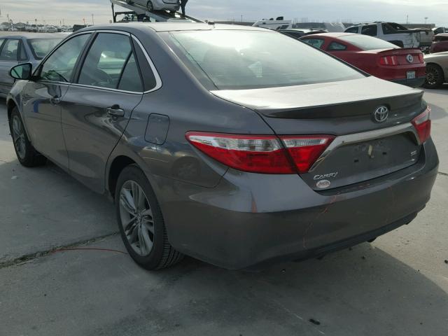 4T1BF1FK0HU758555 - 2017 TOYOTA CAMRY LE გრაფიტი ფოტო 3