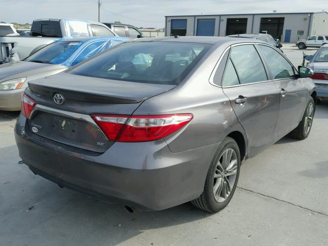 4T1BF1FK0HU758555 - 2017 TOYOTA CAMRY LE გრაფიტი ფოტო 4