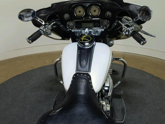 1HD1FC4177Y646170 - 2007 HARLEY-DAVIDSON FLHTCUI Ақ фото 13