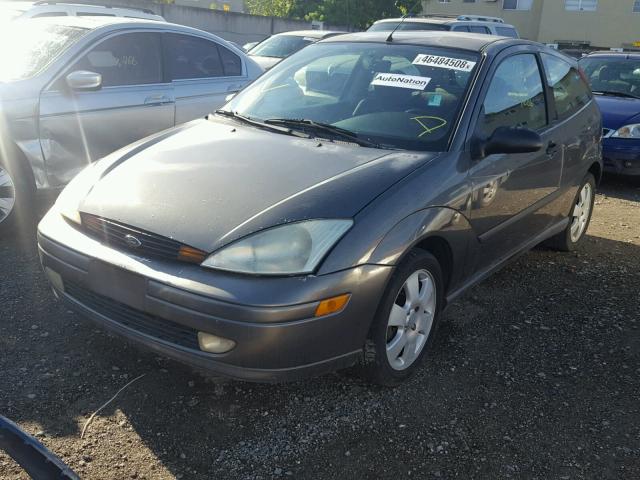 3FAFP31382R114451 - 2002 FORD FOCUS ZX3 GRAY photo 2