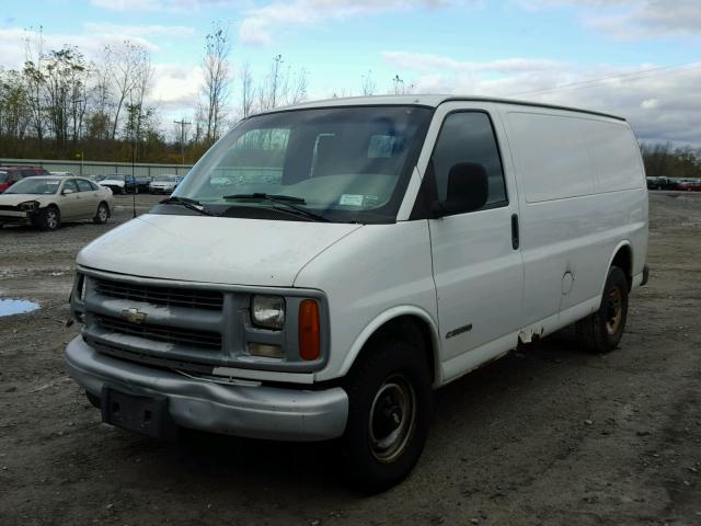 1GCHG35R711141666 - 2001 CHEVROLET EXPRESS G3 WHITE photo 2