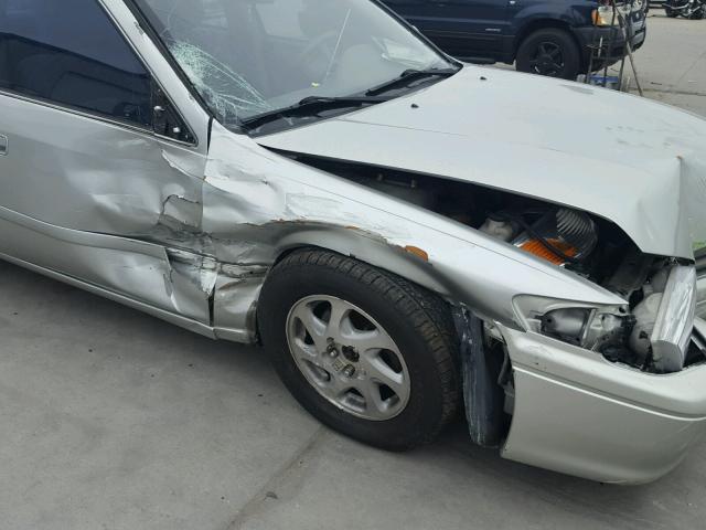 JT2BG22K7Y0392011 - 2000 TOYOTA CAMRY CE SILVER photo 9