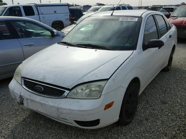 1FAFP34N65W116181 - 2005 FORD FOCUS ZX4 WHITE photo 2