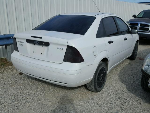 1FAFP34N65W116181 - 2005 FORD FOCUS ZX4 WHITE photo 4