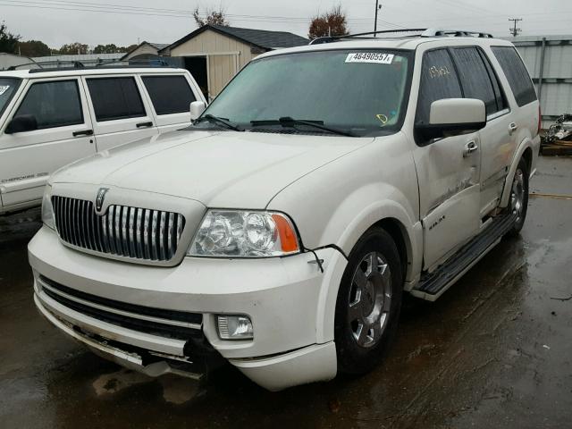 5LMFU27525LJ17167 - 2005 LINCOLN NAVIGATOR WHITE photo 2