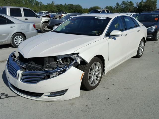 3LN6L2G9XER815679 - 2014 LINCOLN MKZ WHITE photo 2