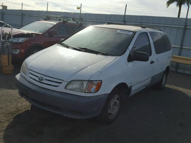 4T3ZF13C21U334903 - 2001 TOYOTA SIENNA LE WHITE photo 2