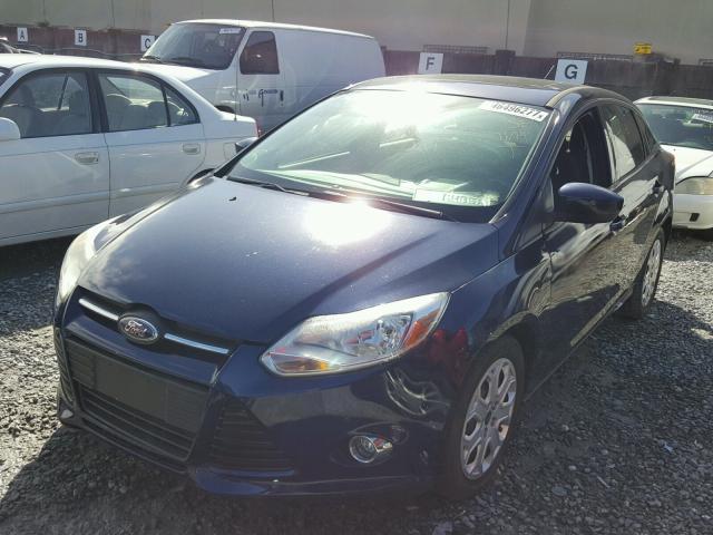 1FAHP3F20CL149736 - 2012 FORD FOCUS SE BLUE photo 2