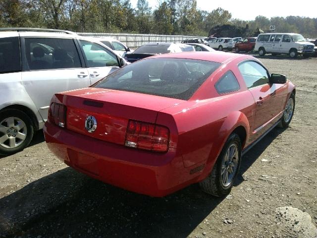 1ZVFT80NX65128511 - 2006 FORD MUSTANG RED photo 4