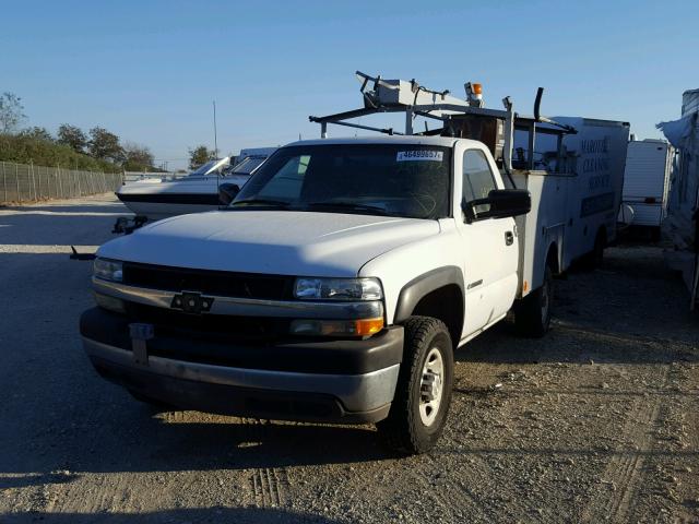 1GBHC24U42Z214592 - 2002 CHEVROLET SILVERADO WHITE photo 2