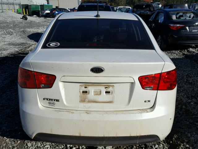 KNAFU4A25D5736380 - 2013 KIA FORTE EX WHITE photo 9