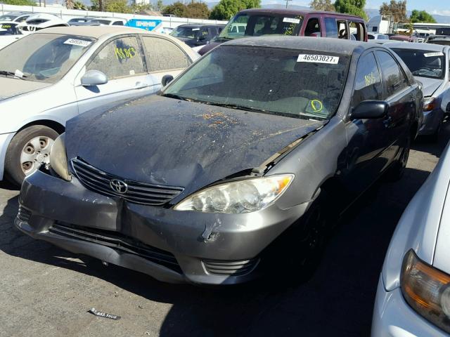 JTDBE32K953025494 - 2005 TOYOTA CAMRY LE SILVER photo 2