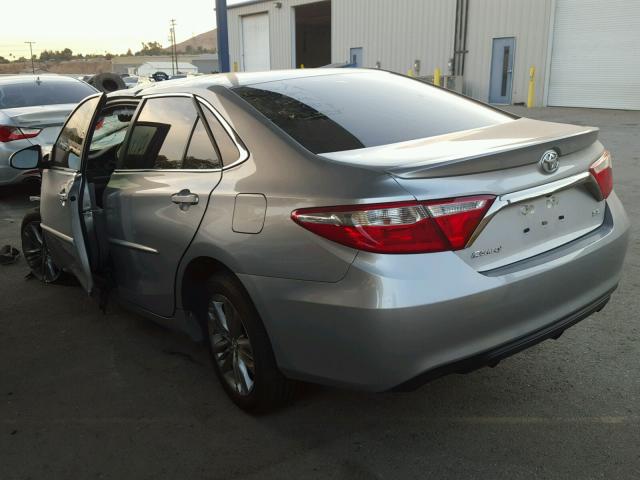4T1BF1FK3HU801642 - 2017 TOYOTA CAMRY LE ვერცხლისფერი ფოტო 3