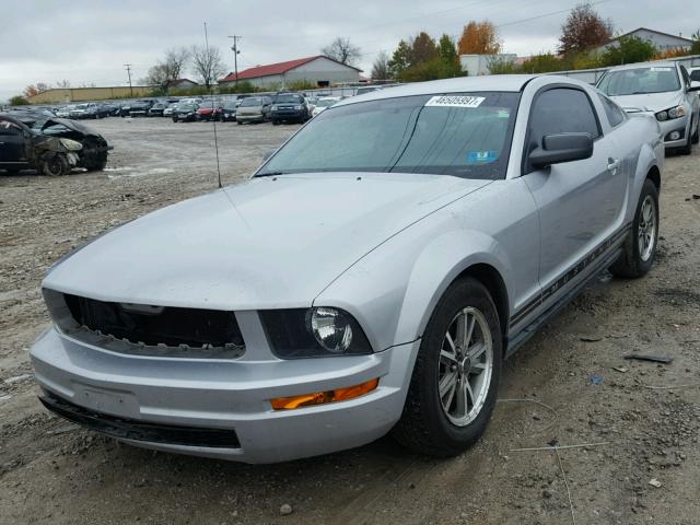 1ZVFT80N155116083 - 2005 FORD MUSTANG SILVER photo 2