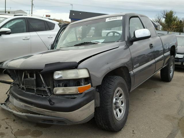 2GCEK19T6Y1165781 - 2000 CHEVROLET SILVERADO GRAY photo 2