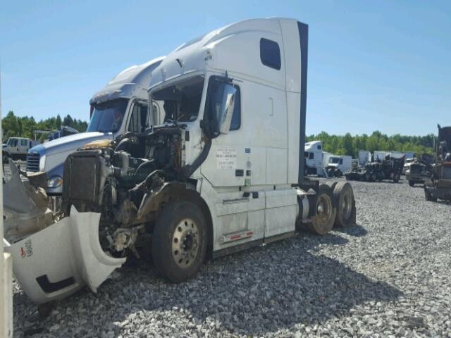 4V4NC9EH6GN923181 - 2016 VOLVO VN WHITE photo 2