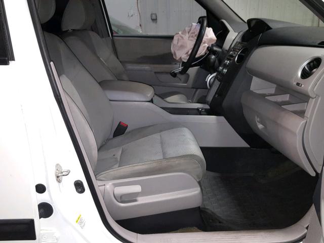 5FNYF3H22FB013089 - 2015 HONDA PILOT LX WHITE photo 5