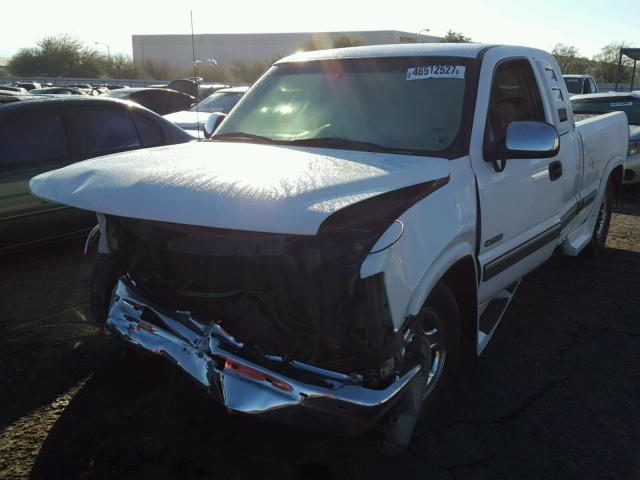 2GCEC19TX11303714 - 2001 CHEVROLET SILVERADO WHITE photo 2