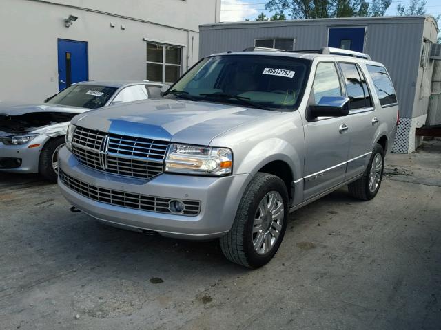 5LMJJ2H57EEL03597 - 2014 LINCOLN NAVIGATOR SILVER photo 2