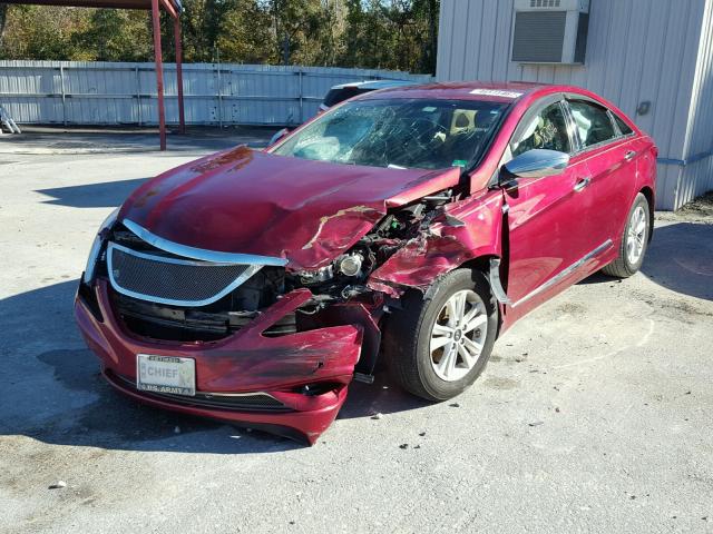 5NPEB4AC4DH796499 - 2013 HYUNDAI SONATA GLS RED photo 2