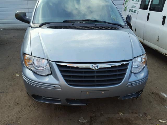 2C4GP54LX5R488592 - 2005 CHRYSLER TOWN & COU BLUE photo 9