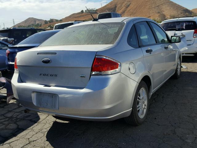 1FAHP3FN9AW243085 - 2010 FORD FOCUS SE SILVER photo 4