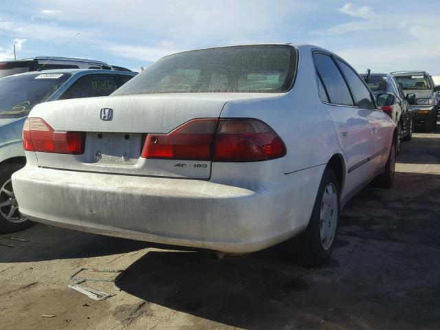 1HGCG564XWA103480 - 1998 HONDA ACCORD LX WHITE photo 4