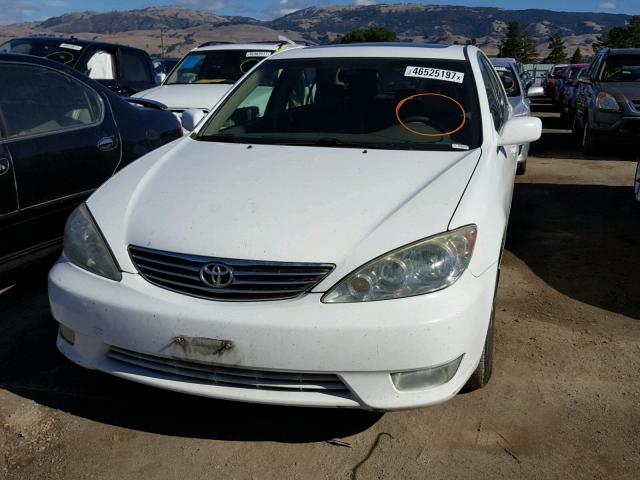 4T1BE32K25U619267 - 2005 TOYOTA CAMRY LE WHITE photo 2
