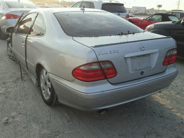 WDBLJ65G4YF116764 - 2000 MERCEDES-BENZ CLK SILVER photo 3