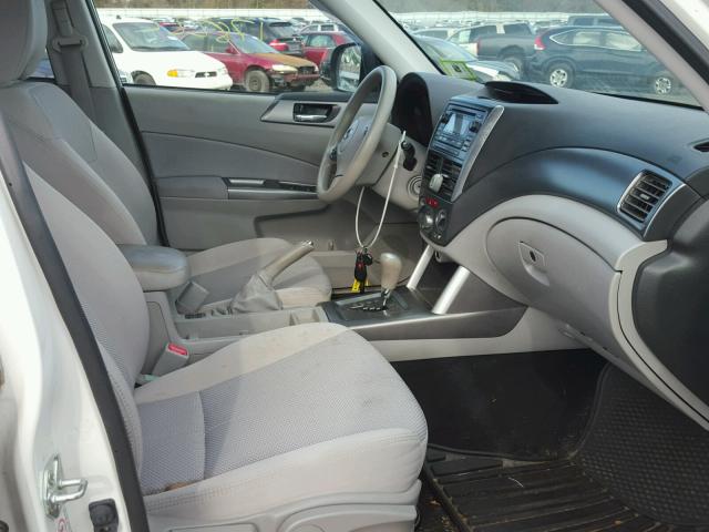 JF2SHADC8CH443046 - 2012 SUBARU FORESTER WHITE photo 5