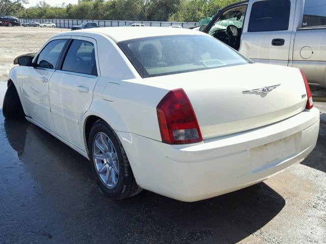 2C3JA43R75H584228 - 2005 CHRYSLER 300 WHITE photo 3