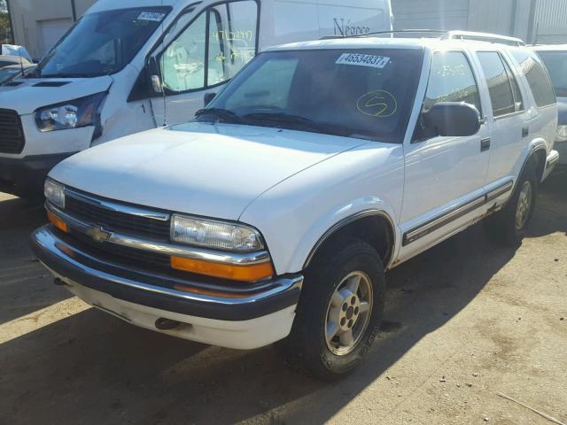 1GNDT13W8X2217946 - 1999 CHEVROLET BLAZER WHITE photo 2