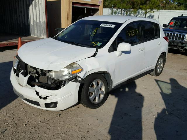 3N1BC13E99L441920 - 2009 NISSAN VERSA S WHITE photo 2