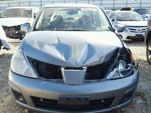 3N1BC11E98L390873 - 2008 NISSAN VERSA S GRAY photo 7