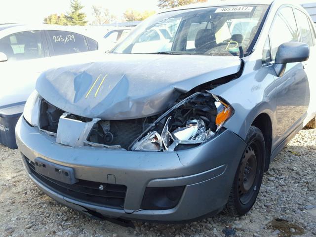 3N1BC11E98L390873 - 2008 NISSAN VERSA S GRAY photo 9