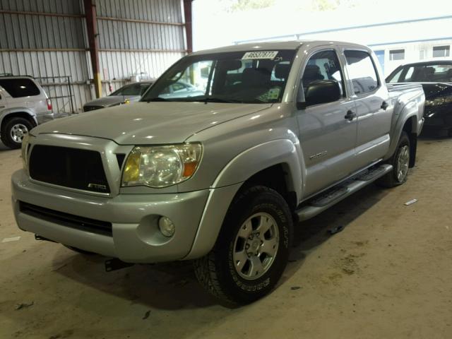 5TEJU62N45Z086067 - 2005 TOYOTA TACOMA DOU SILVER photo 2