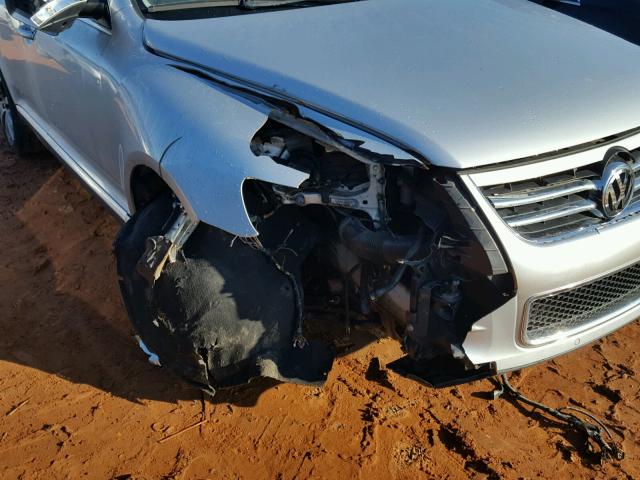WVGMB77LX8D018865 - 2008 VOLKSWAGEN TOUAREG 2 SILVER photo 9