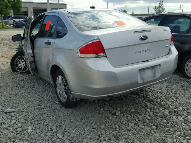 1FAHP3FN2AW189208 - 2010 FORD FOCUS SE SILVER photo 3