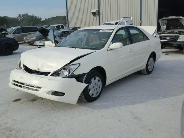 JTDBE32K320066944 - 2002 TOYOTA CAMRY WHITE photo 2