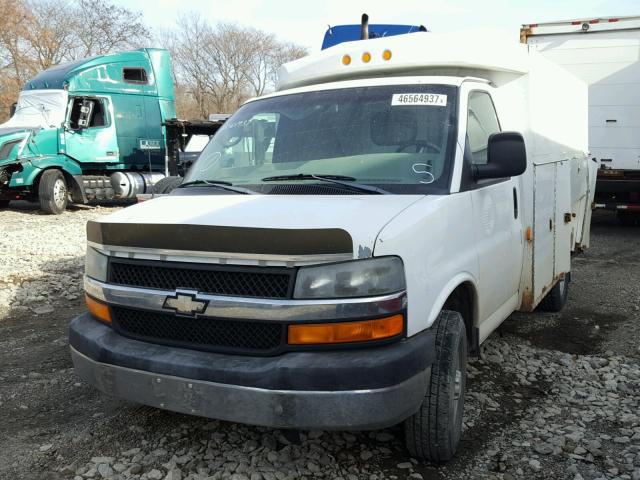 1GBHG31U841171231 - 2004 CHEVROLET EXPRESS G3 WHITE photo 2